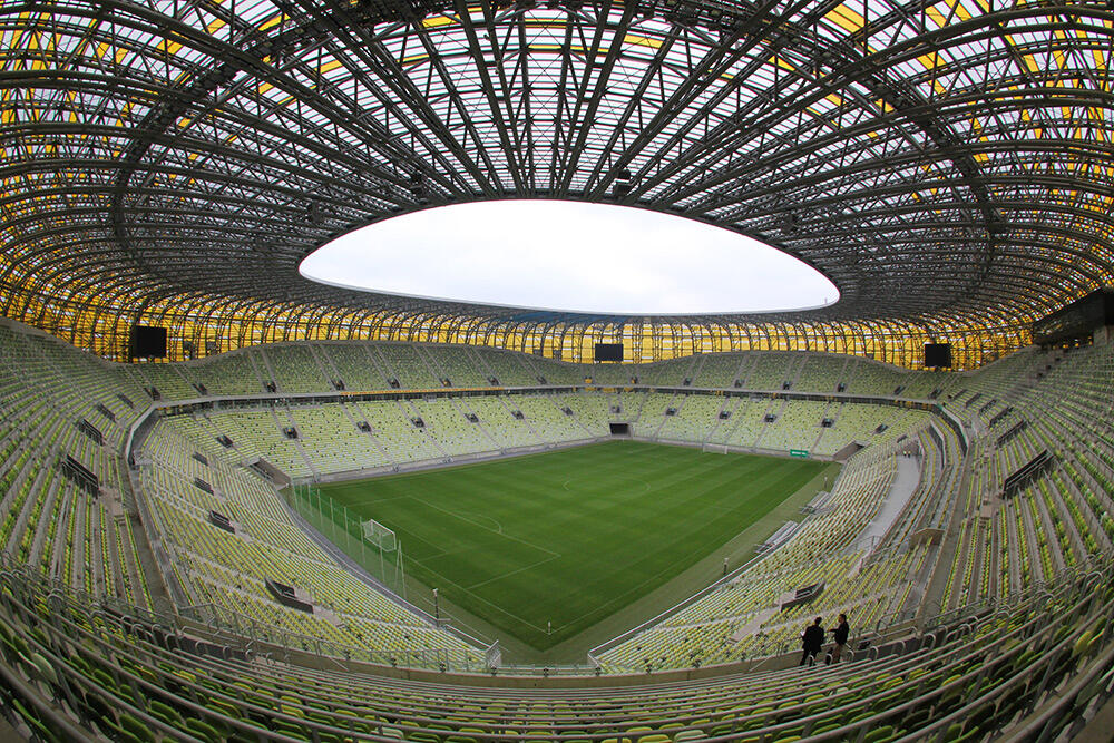 Zdjęcie przedstawia stadion w wewnątrz z góry.