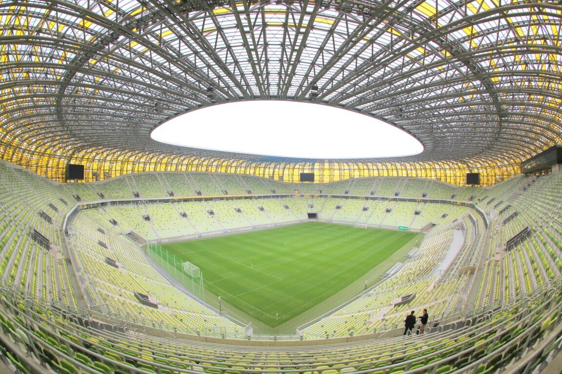 Zdjęcie przedstawia stadion w wewnątrz z góry.